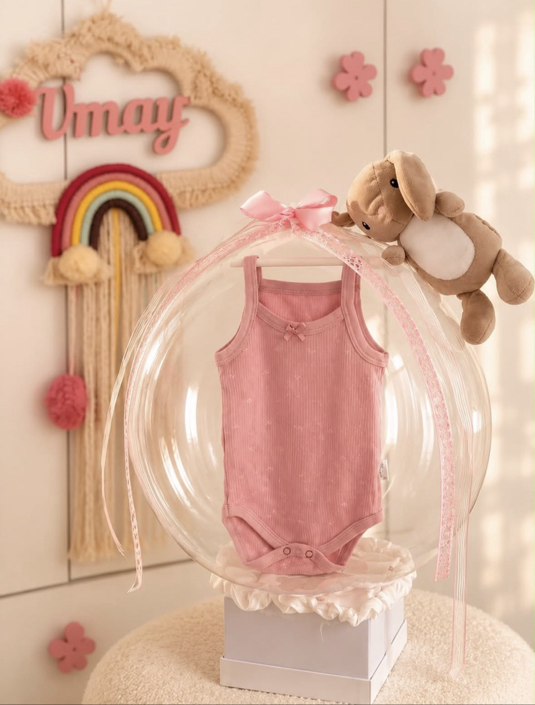 Pembe temalı şeffaf balon, askılı bebek body'si ve peluş tavşan